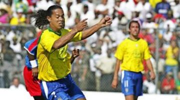 Durante el 2004, Haití atravesaba una crisis de violencia provocada por la revuelta armada contra el entonces presidente Jean-Bertrand Aristide. A petición de Lula Da Silva, entonces Presidente de Brasil y figura política emergente del Tercer Mundo, la Selección Brasileña viajó a Puerto Príncipe con todas sus figuras, incluidos Ronaldo, Ronaldinho, Roberto Carlos, para desarrollar un partido de paz con la selección de casa. El juego fue todo un fenómeno para los poco más de 15 mil espectadores que asistieron al Estadio Sylvio Cator, que fueron testigos de la goleada por 6-0 de la pentacampeona del mundo al equipo local.