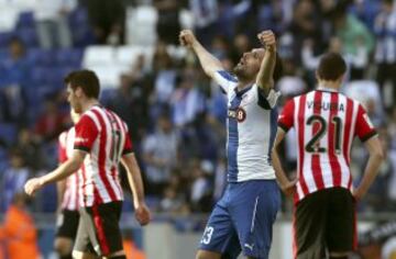 El defensa del Espanyol Anaitz Arbilla celebra la victoria del equipo ante el Athletic, por 1-0, al finalizar el partido 