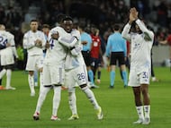 LILLE (France), 12/03/2026.- Aston Villa players celebrates their win following the UEFA Europa League Round of 16 1st leg match between Lille OSC and Aston Villa, in Lille, France, 12 March 2026. (Francia) EFE/EPA/MOHAMMED BADRA