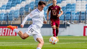 Sergio Arribas remata en uno de los goles que le marcó al Badajoz en el partido de la quinta jornada.