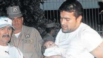 <b>UN FINAL FELIZ.</b> Héctor, el hermano de Toro Acuña, mantiene en brazos a la recién nacida después del secuestro en Asunción (Paraguay).