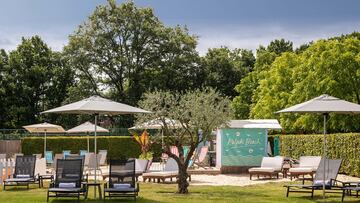Vista de la zona de piscina del exterior.