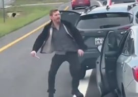 Persecución en la carretera y ataque brutal: el desenlace se ve en su cara y en su mano