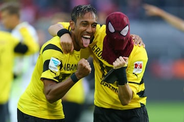 Aubameyang y Kevin Grosskreutz, con una máscara de Spiderman, celebran un gol con el Borussia Dortmund en 2014.