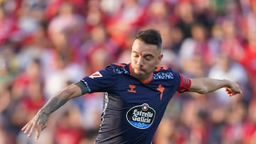 Iago Aspas en el momento de golpear el bal¨®n que supuso el primer gol celeste.