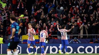 Giménez celebra el gol del Atlético ante el Inter.