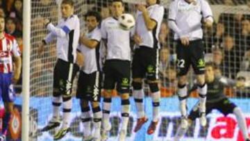 <b>UN ERROR HABITUAL. </b>Los árbitros permiten reiteradamente que las barreras no se pongan a los 9,15 metros reglamentarios.