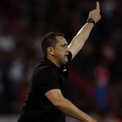 Bobadilla: "Recién empieza, tenemos los pies en la tierra"