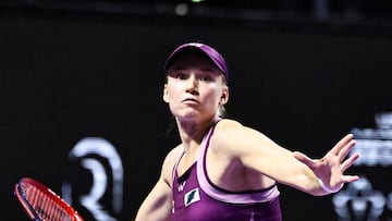 Elena Rybakina, durante su partido contra Iga Natalia en Riad.