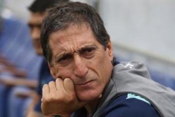 Futbol, Everton vs Universidad Catolica. 
Segunda fecha, campeonato de Clausura 2016/17.
El entrenador de Universidad Catolica Mario Salas da instrucciones a sus jugadores durante el partido de primera division disputado en el estadio Sausalito de Via del Mar, Chile.
12/02/2017
Marcelo Hernandez/Photosport
*************

Football, Everton vs Universidad Catolica.   Second date, Closure Championship 2016/17.
Universidad Catolica's manager Mario Salas instructs his players during the first division football match held at the Sausalito stadium in Via del Mar, Chile.
12/02/2017.
Marcelo Hernandez/Photosport