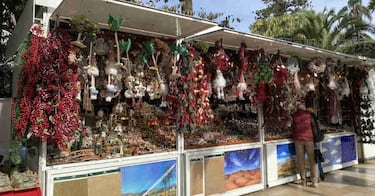 Del 28 de noviembre al 7 de enero. Es el corazón de la Navidad malagueña y uno de los recorridos más largos y agradables de toda Andalucía por su ubicación privilegiada. Se extiende a lo largo del Parque de Málaga, un frondoso jardín botánico junto al mar, donde las casetas de madera se alinean bajo grandes palmeras y árboles tropicales. Lo que lo hace único es su inmensa variedad decorativa: puedes encontrar desde figuras tradicionales para el belén hasta bromas para el Día de los Inocentes, libros, ropa y artesanía de todo el mundo. Es tradición caminarlo con un cartucho de castañas asadas en la mano mientras se disfruta del microclima suave y cálido de la ciudad.