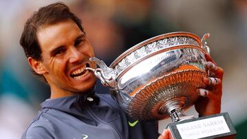 Tennis - French Open - Roland Garros, Paris, France - June 9, 2019. Spain&#039;s Rafael Nadal celebrates with the trophy after his final match against Austria&#039;s Dominic Thiem. REUTERS/Kai Pfaffenbach     TPX IMAGES OF THE DAY