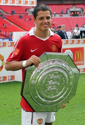 Javier Hernández 'Chicharito' con la FA Community Shield ganada al Chelsea en Agosto de 2010.

