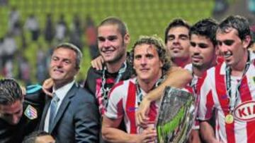 <b>NUEVOS. </b>Forlán abraza la Supercopa escoltado por Suárez, Costa y Godín, tres fichajes de la 2010-11.