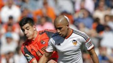 El jugador del Valencia Feghouli disputa el bal&oacute;n con Yuri, de la Real Sociedad