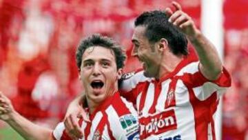 <b>DETERMINANTE. </b>Barral felicita a Luis Morán por su gol.