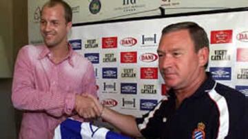 <b>INCORPORACIÓN EN PERALADA. </B>Jordi Cruyff saluda ante las cámaras a su nuevo entrenador, Javier Clemente con la camiseta del Espanyol.