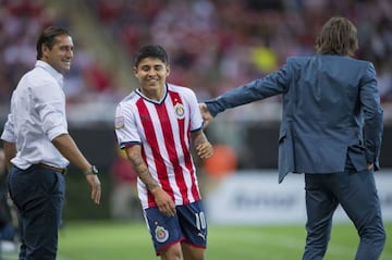 Javier 'Chofis' López es felicitado por el entrenador Matías Almeyda en la Concacaf Liga de Campeones