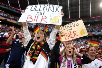 Aficionadas de la selección de Alemania en el Alliance Arena.