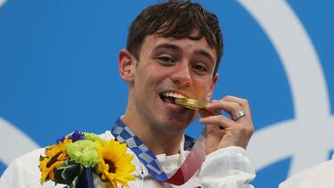 TOKYO, JAPAN - JULY 26: Tom Daley of Team Great Britain poses with the gold medal during the medal presentation for the Men's Synchronised 10m Platform Final on day three of the Tokyo 2020 Olympic Games at Tokyo Aquatics Centre on July 26, 2021 in To