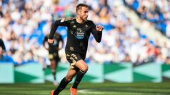 Óscar Mingueza conduce el balón durante el partido entre la Real Sociedad y el Celta.