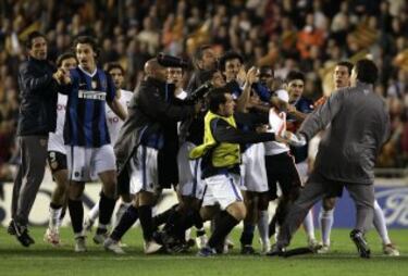 David Navarro en un partido de Champions de 2007 entre el Valencia y el Inter sali車 del banquillo para participar en una tangana que acab車 en pelea entre jugadores de uno y otro equipo. Navarro le rompi車 la nariz a Burdisso y la UEFA en primera instancia