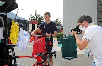 Carlos Rodríguez, en la puerta de su hotel en Megève con los medios oficiales del Tour