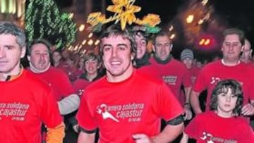 <b>MUY CERCANO. </b>Fernando Alonso tomó parte como uno más de los dos mil inscritos en la carrera solidaria que tuvo lugar ayer en las calles de Oviedo, su ciudad natal.