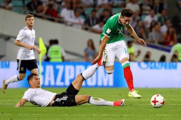 Héctor Herrera se quita a Leon Goretzka.