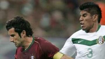 <b>PSV EINDHOVEN. </b>El mexicano Carlos Salcido defendiendo al portugués Luis Figo durante el pasado Mundial