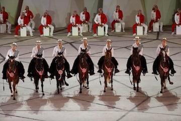 Artistas participan en la ceremonia de inauguración de los Juegos Panamericanos Lima 2019 este viernes en el estadio Nacional en Lima (Perú).