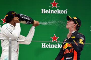 Max Verstappen tercero y Lewis Hamilton, ganador del GP de China.