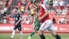 Manu Barreiro, jugador del N&aacute;stic, celebra un gol frente a la Cultural Leonesa.