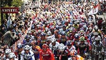 <b>CAUBERG.</b>El pelotón, con Freire a la derecha, en una subida a Cauberg.