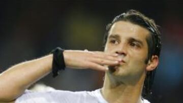 <b>IMPOTENCIA Y DESPEDIDA</b>. El rumano Chivu hizo autocrítica y reconoció la superioridad del combinado B de Holanda.