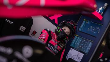 Ana Carrasco en el box de su equipo durante los test de pretemporada.