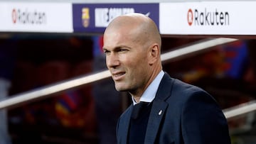 El entrenador franc&eacute;s del Real Madrid, Zinedine Zidane, en el Camp Nou.