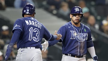 SEATTLE, WASHINGTON - MAY 05: Isaac Paredes #17 felicita a Manuel Margot #13 de los Tampa Bay Rays tras anotar una carrera impulsada por Harold Ramirez #43 contra los Seattle Mariners durante el cuarto inning en el T-Mobile Park el 5 de Mayo de 2022 en Seattle, Washington.