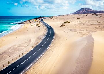 Corralejo es una localidad situada en la coste nordeste de Fuerteventura, una de las islas del archipiélago de Canarias (España). Es conocida por el Parque Natural de Corralejo, que cuenta con playas con fuertes vientos y dunas.