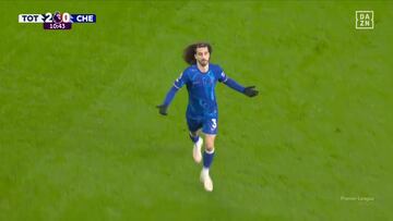 Cucurella se va abochornado a cambiarse las botas tras liarla en los dos goles en 10 minutos