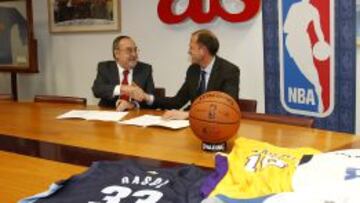 Alfredo Rela&ntilde;o, director de AS, y Jes&uacute;s Bueno, vicepresidente de NBA Europa, se estrechan la mano tras las camisetas de los espa&ntilde;oles en la NBA.
 