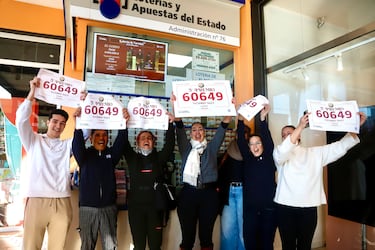 Empleados de la Administración de Lotería ubicada en el CC Plaza Mayor, celebran que han vendido el número 60649 correspondiente a un Quinto Premio del Sorteo Extraordinario de Lotería de Navidad. A 22 de diciembre de 2025, Málaga (Andalucía, España).