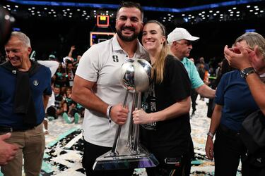 
Ella es una jugadora de baloncesto de New York Liberty de la WNBA, mientras que él es jugador de la NFL de Las Vegas Raiders.
