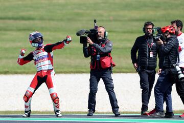 Izan Guevara, feliz tras la victoria de carrera que le da el título mundial en Moto3.