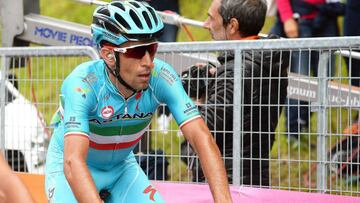 Vincenzo Nibali cruza la l&iacute;nea de meta de Sestola en la d&eacute;cima etapa del Giro de Italia.