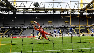 Dortmund&#039;s Raphael Guerreiro scores the his side&#039;s 4th goal against against Schalke&#039;s German goalkeeper Markus Schubert during the German first division Bundesliga football match BVB Borussia Dortmund v Schalke 04 on May 16, 2020 in Dortmun