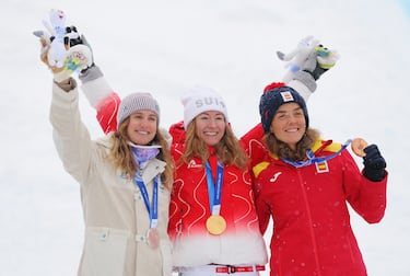 La medallista de oro Marianne Fatton, de Suiza, celebra en el podio durante la ceremonia de victoria en la prueba de velocidad femenina junto con la medallista de plata Emily Harrop, de Francia, y la medallista de bronce Ana Alonso Rodríguez, de España.