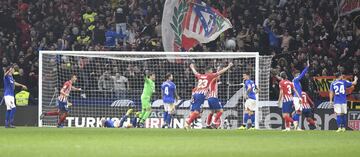 Gol de Godín. ¡Después de consultarlo, puede celebrar los tres puntos colchoneros!