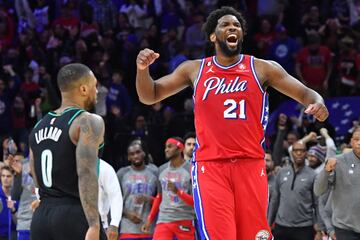 Joel Embiid (Philadelphia 76ers) celebra la victoria ante Damian Lillard (Portland Trail Blazers). 