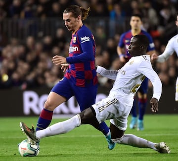 Mendy frena a Griezmann en el Clásico del miércoles.